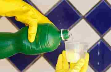 Vai limpar a casa? Nunca misture água sanitária e álcool; professores explicam por quê